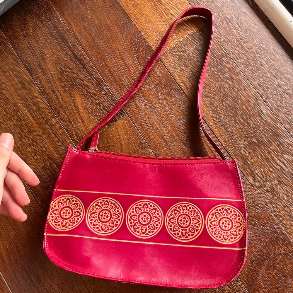 Gorgeous red flower detailed abstract shoulder bag